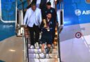 Lionel Messi descend de l’avion à l’aéroport d’Ezeiza dans la province de Buenos Aires