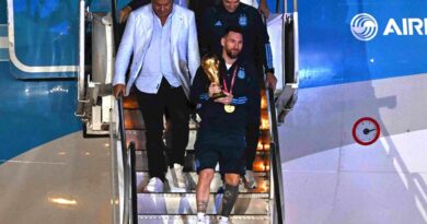 Lionel Messi descend de l’avion à l’aéroport d’Ezeiza dans la province de Buenos Aires