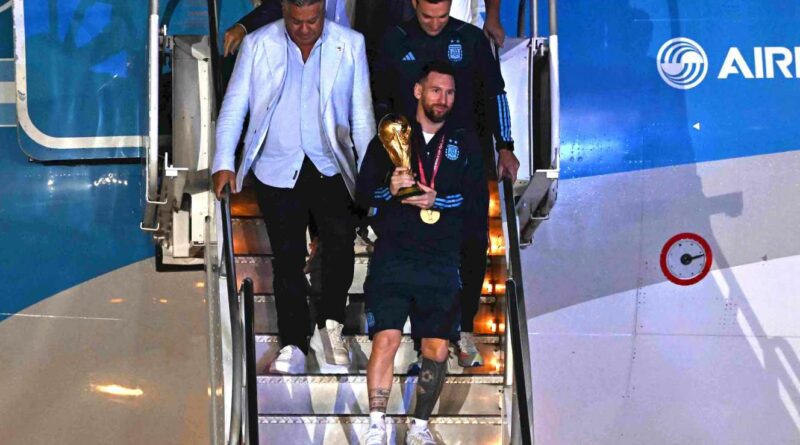 Lionel Messi descend de l’avion à l’aéroport d’Ezeiza dans la province de Buenos Aires